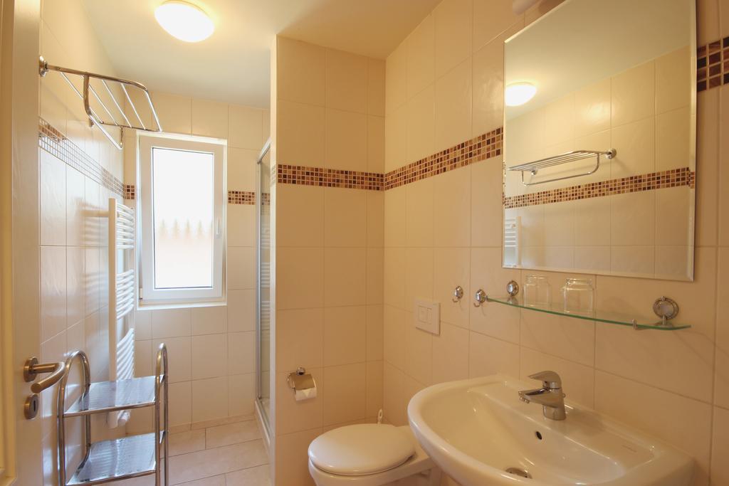 Apartmenthaus Hus Uebi By Rujana Binz Ngoại thất bức ảnh